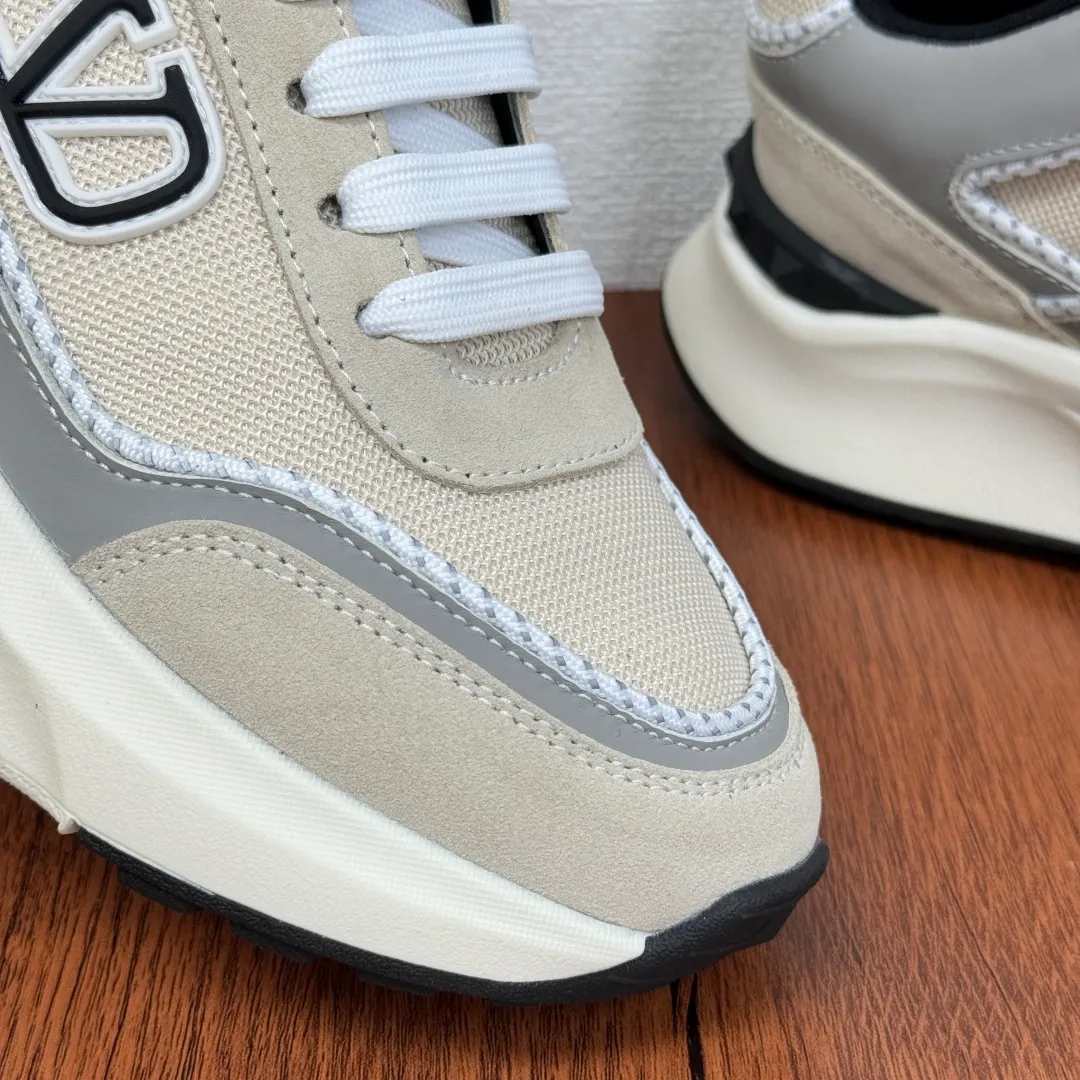 [Valentino] Top P: 820💰 Size: 39-44 leather shoe size (can be customized 38.45 cannot be returned or exchanged) VALENTION/Valentino FREEDOTS series new spring and summer men's sports shoes Lightweight and breathable casual thick-soled men's shoes Classic contrasting splicing design Suede cowhide stitching nappa calfskin + breathable technical mesh material Hot glue brand pattern badge logo details Delicate calfskin feet Lightweight mesh lining, ultra-light TPU foam rubber outsole, sports version, thick-soled style design, easy and versatile, multiple colors available, able to meet various matching needs, complete package! Item number: HL6688 Beige